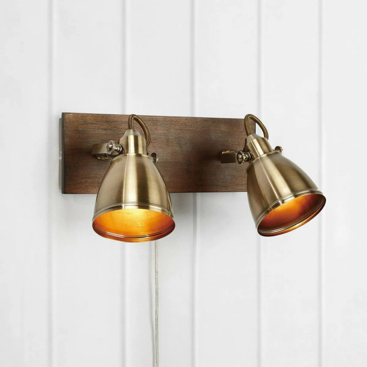 applique_murale_native___lampes_couleur_laiton_bois_fer_1.webp Shop Markslöjd Applique murale Native, à 2 lampes, couleur laiton, bois, fer