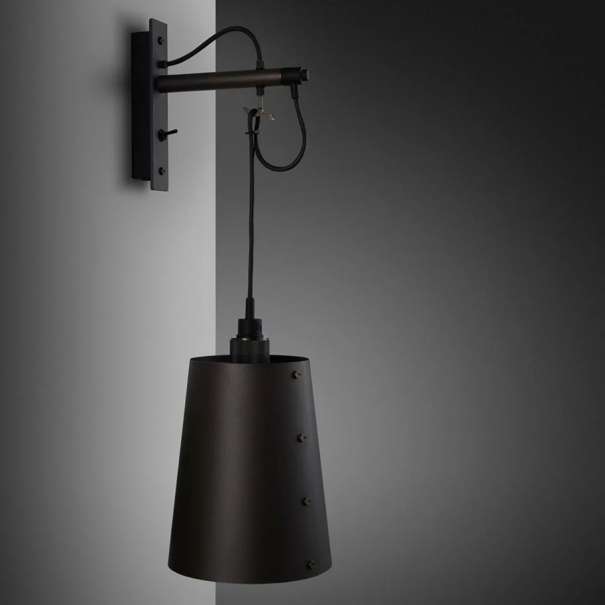 buster__punch_hooked_wall_large_grapfitbronze_1.webp Fashion Buster + Punch Hooked Wall large grapfit/bronze