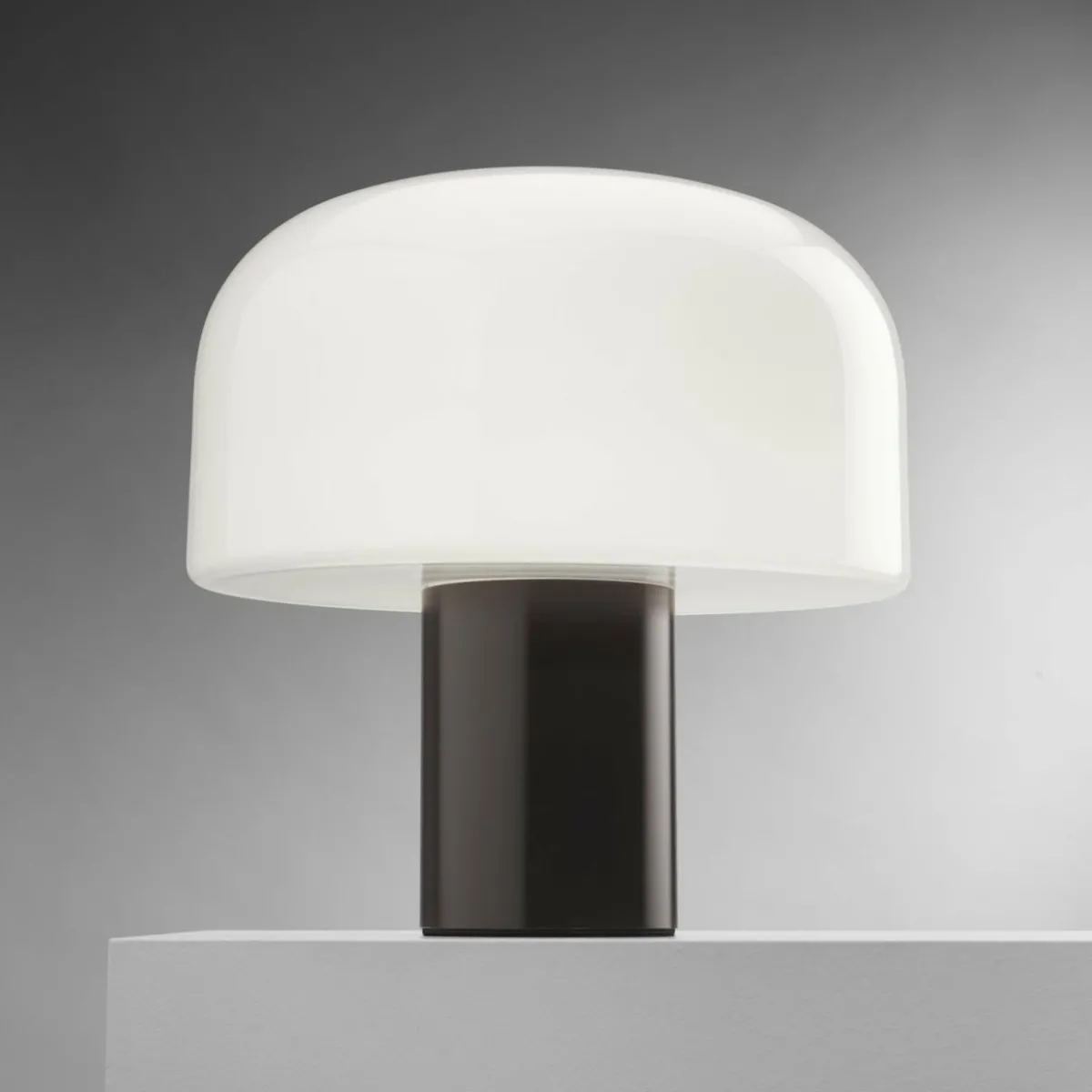 flos_lampe__poser_bellhop_glass_t_brun_chocolat_hauteur__cm_3.webp Fashion FLOS lampe à poser Bellhop Glass T, brun chocolat, hauteur 34 cm