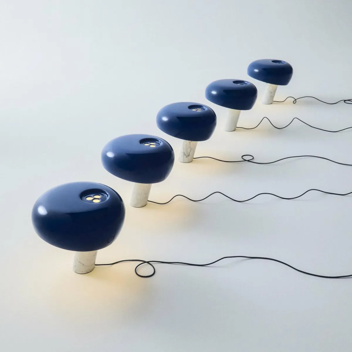flos_lampe__poser_snoopy_bleu_marine_marbre_mtal_5.webp Cheap FLOS lampe à poser Snoopy, bleu marine, marbre, métal