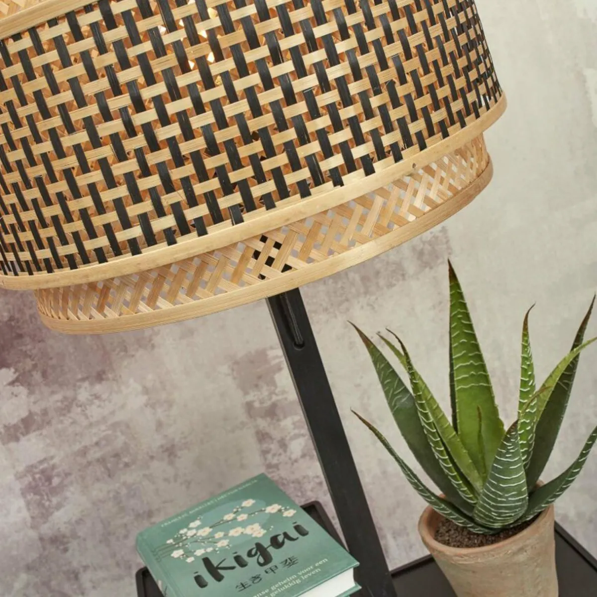 good__mojo_bhutan_lampe_sur_pied_tablette_noir_2.webp Discount Good & Mojo Bhutan lampe sur pied tablette noir