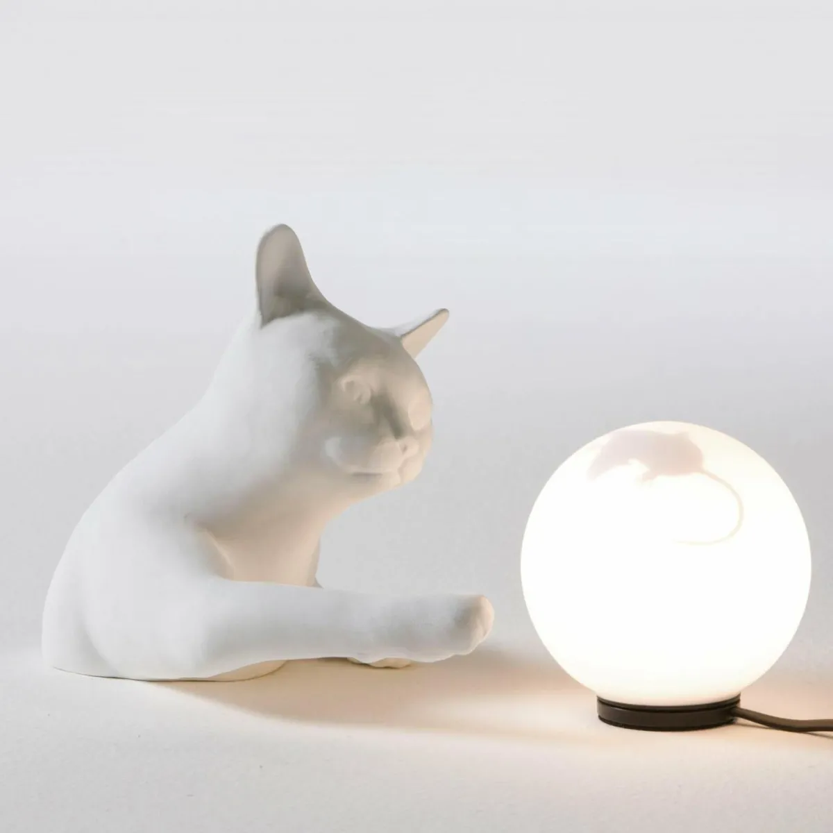 karman_lampe__poser_maoo_cramique_blanche_verre_figurine_de_chat_1.webp Shop Karman Lampe à poser Maoo, céramique blanche, verre, figurine de chat