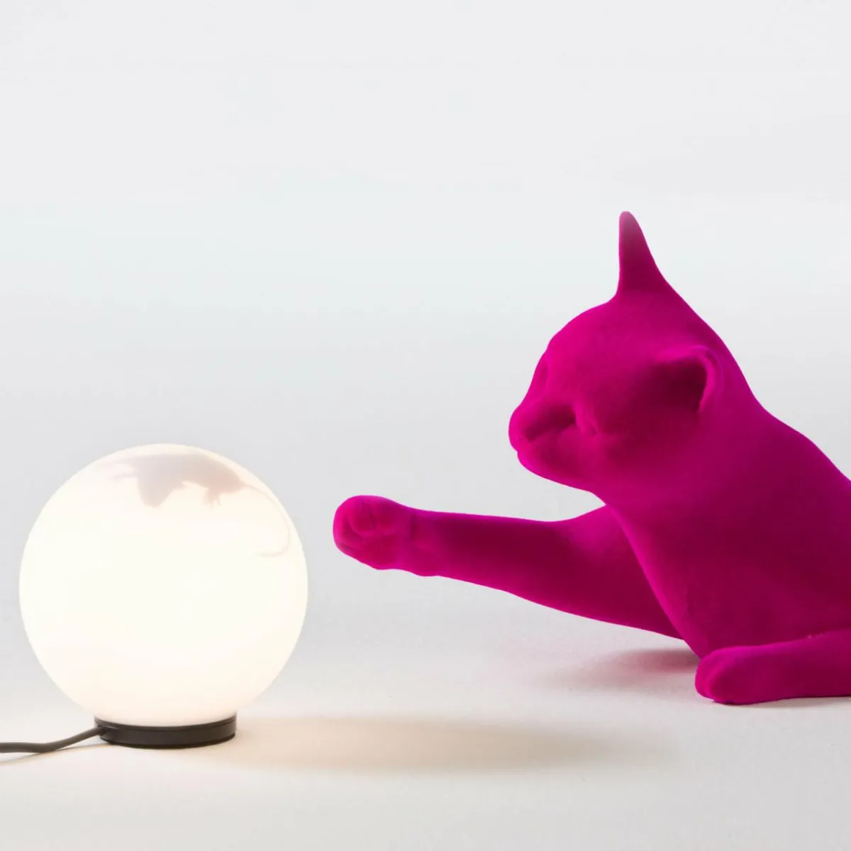 karman_lampe__poser_maoo_cramique_fuchsia_verre_figurine_de_chat_1.webp Hot Karman lampe à poser Maoo, céramique fuchsia, verre, figurine de chat