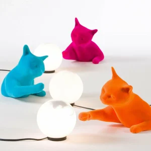 Hot Karman lampe à poser Maoo, céramique fuchsia, verre, figurine de chat