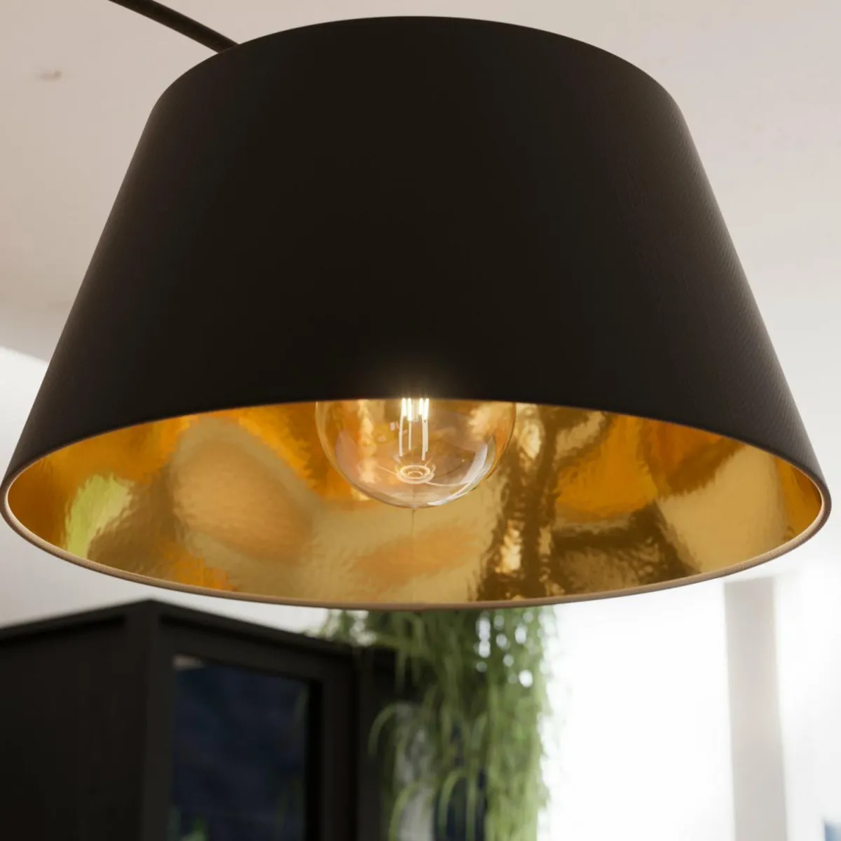 lampadaire_arqu_esti_abatjour_tissu_noirdor_1.webp Cheap Lindby Lampadaire arqué Esti abat-jour tissu, noir-doré