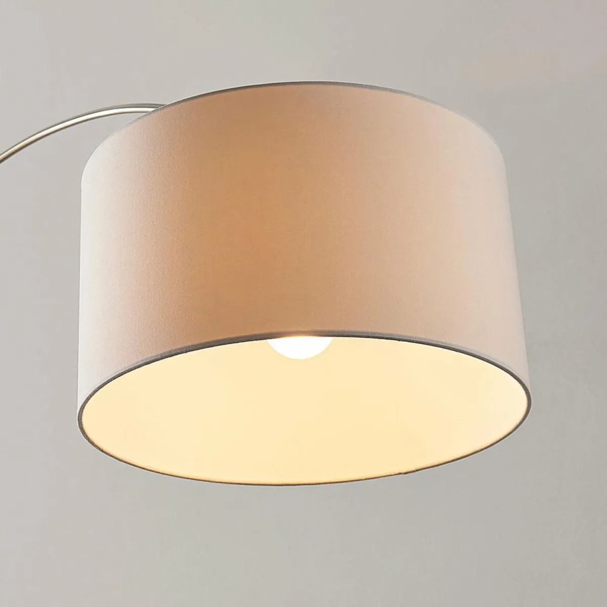 lampadaire_arqu_railyn_abatjour_blanc_ancien_3.webp Fashion Lindby Lampadaire arqué Railyn, abat-jour blanc ancien