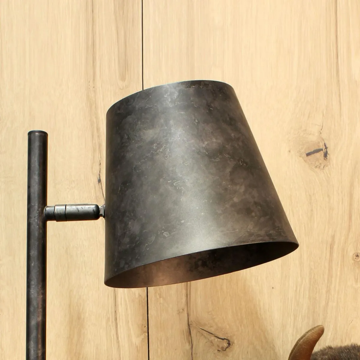 lampadaire_colt___lampe_gris_givr_2.webp Hot Eco-Light Lampadaire Colt, à 1 lampe, gris givré
