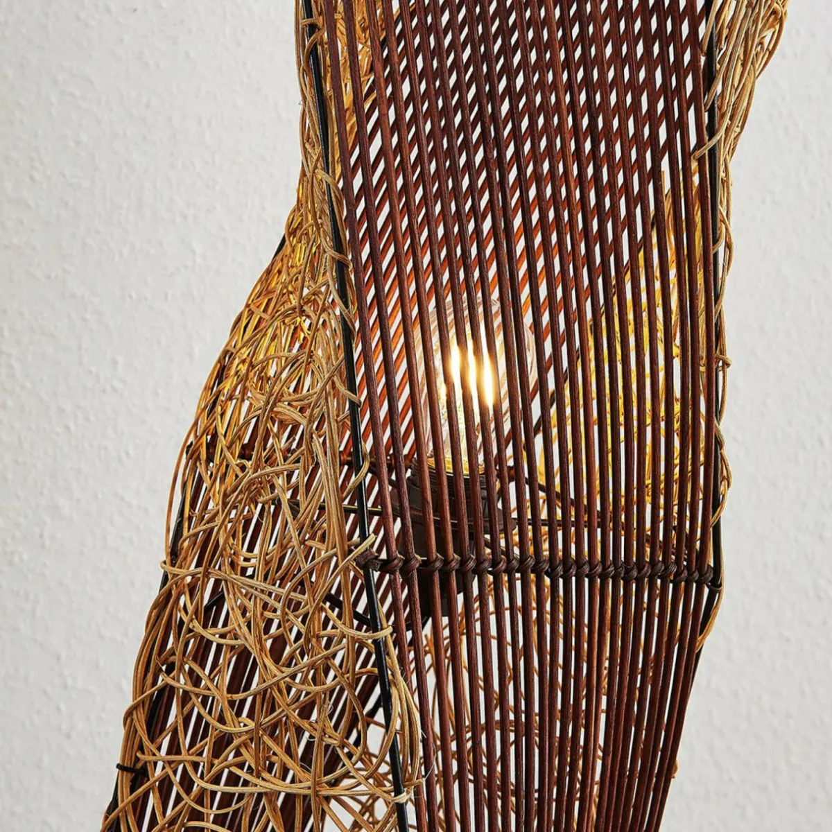 lampadaire_en_rotin_kassia__la_lumire_agrable_3.webp Shop Lindby Lampadaire en rotin Kassia à la lumière agréable