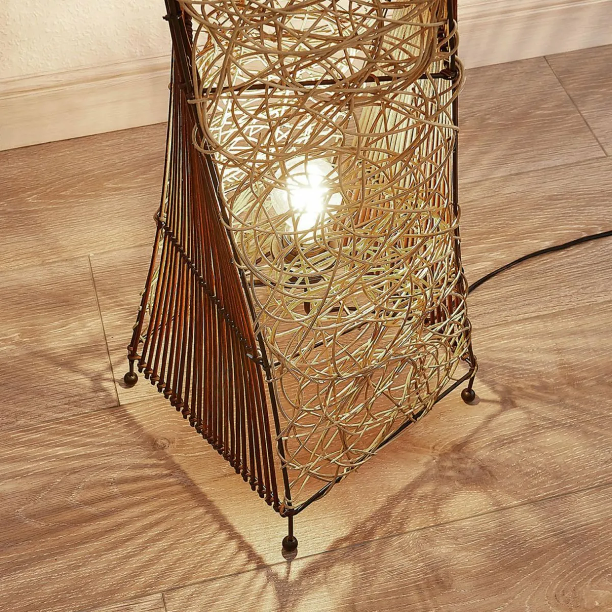 lampadaire_en_rotin_kassia__la_lumire_agrable_4.webp Shop Lindby Lampadaire en rotin Kassia à la lumière agréable
