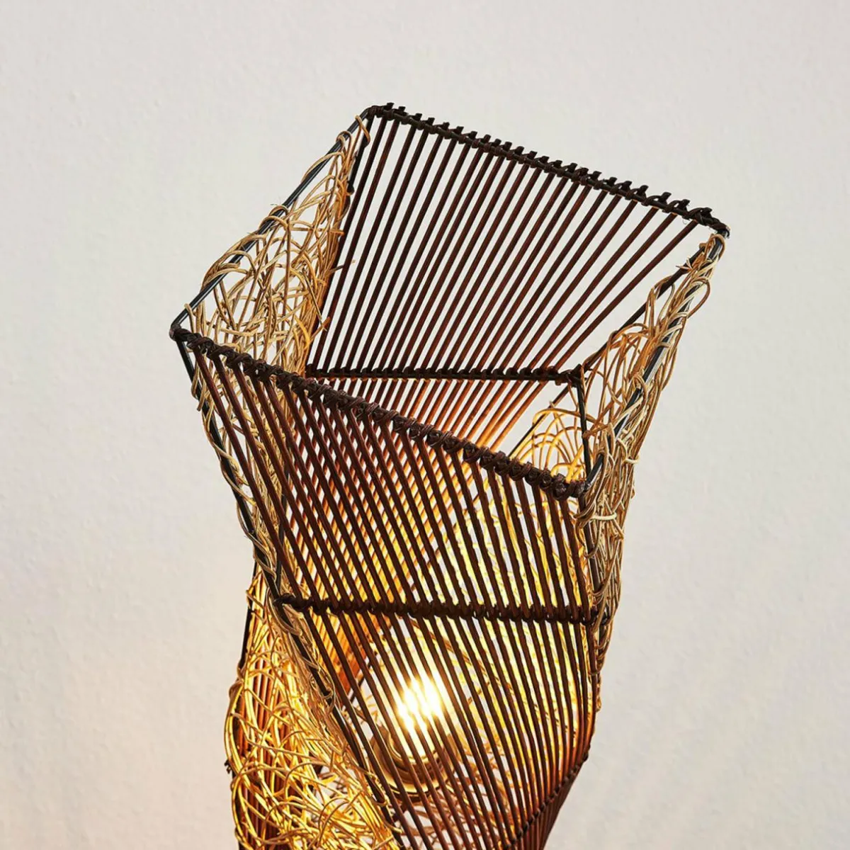 lampadaire_en_rotin_kassia__la_lumire_agrable_5.webp Shop Lindby Lampadaire en rotin Kassia à la lumière agréable