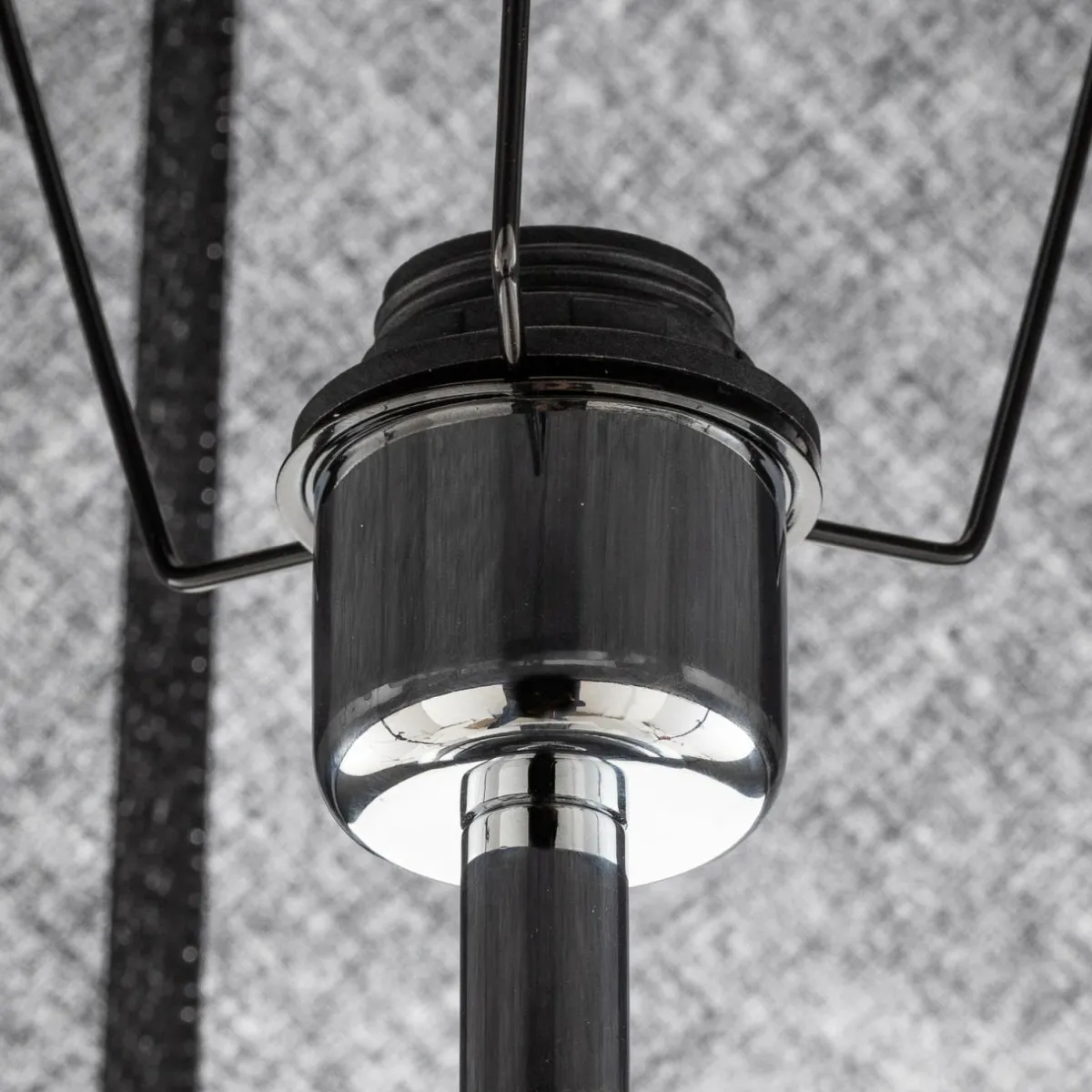lampadaire_textile_fulda_abatjour_noir_pied_chrom_5.webp Fashion Argon Lampadaire textile Fulda, abat-jour noir, pied chromé