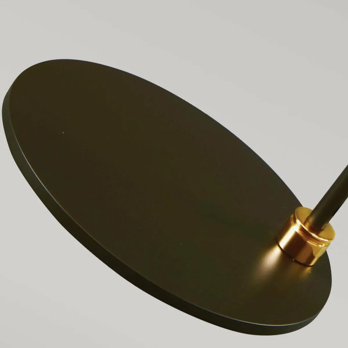 lampe__poser_balance_noirlaiton_abatjour_noir_1.webp Fashion Elstead Lampe à poser Balance, noir/laiton, abat-jour noir