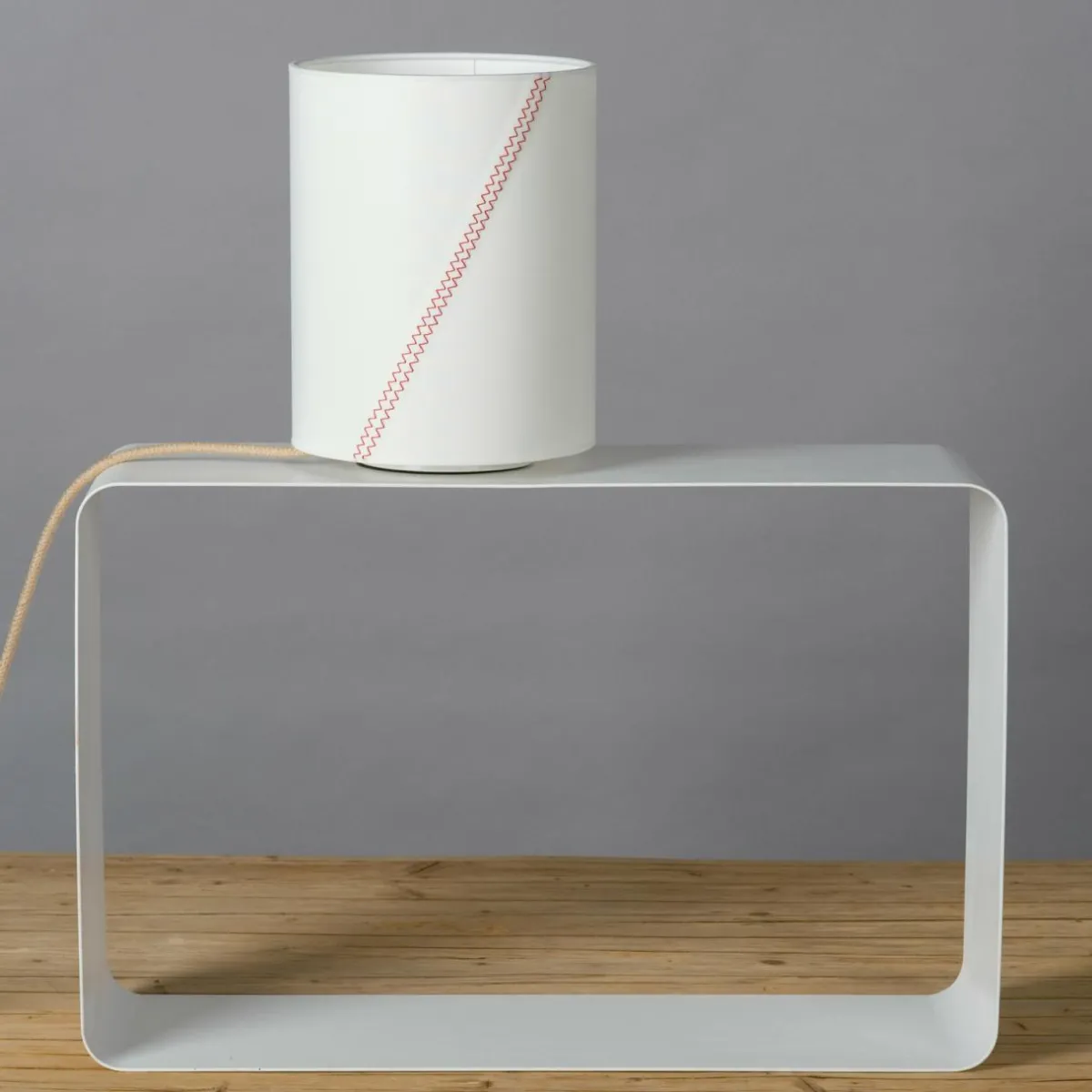 lampe__poser_bateau_n_voile_blancrouge_0.webp Store lumbono Lampe à poser Bateau N°17 voile blanc/rouge