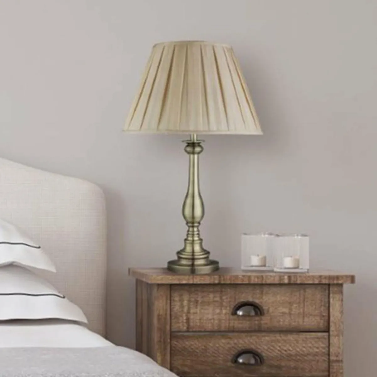 lampe__poser_flemish_au_design_classique_1.webp Sale Searchlight Lampe à poser Flemish au design classique