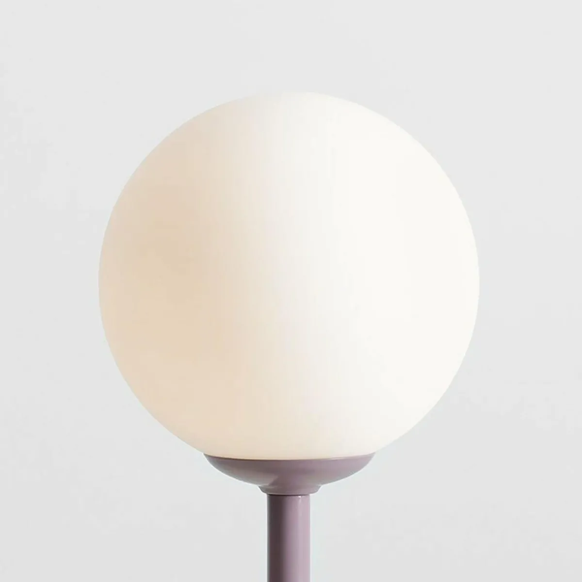 lampe__poser_joel_mtal_et_verre_lilasblanche_1.webp Online ALDEX Lampe à poser Joel, métal et verre, lilas/blanche