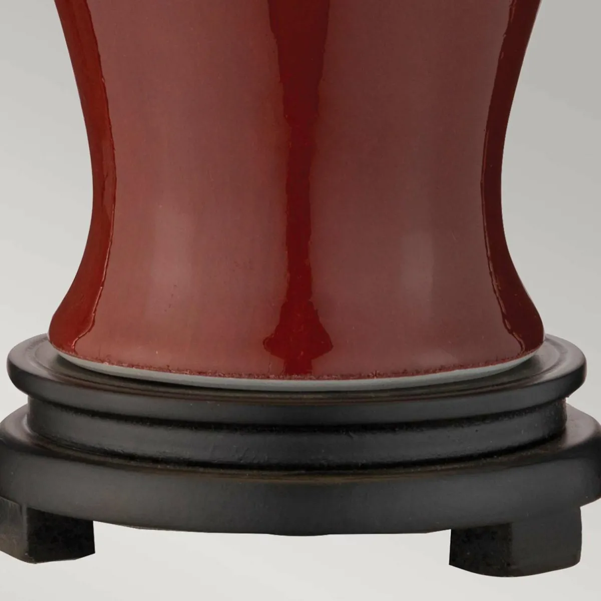 lampe__poser_majin_small_avec_pied_en_cramique_rouge_0.webp Outlet Elstead Lampe à poser Majin Small avec pied en céramique rouge