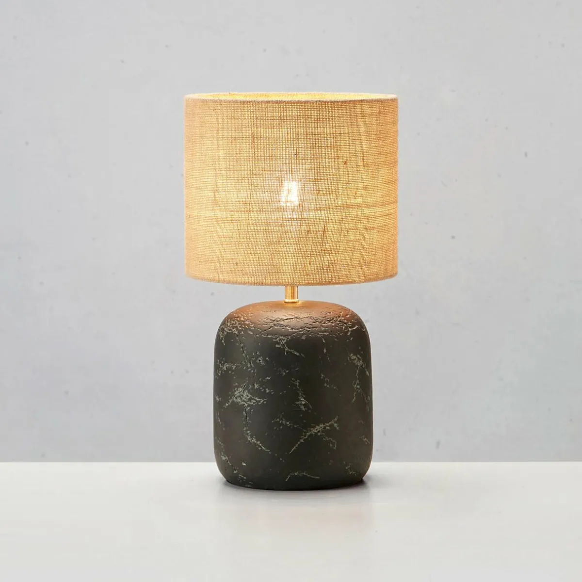 lampe__poser_montagna_bton_jute_cm_1.webp Fashion Markslöjd Lampe à poser Montagna, béton, jute, 32 cm