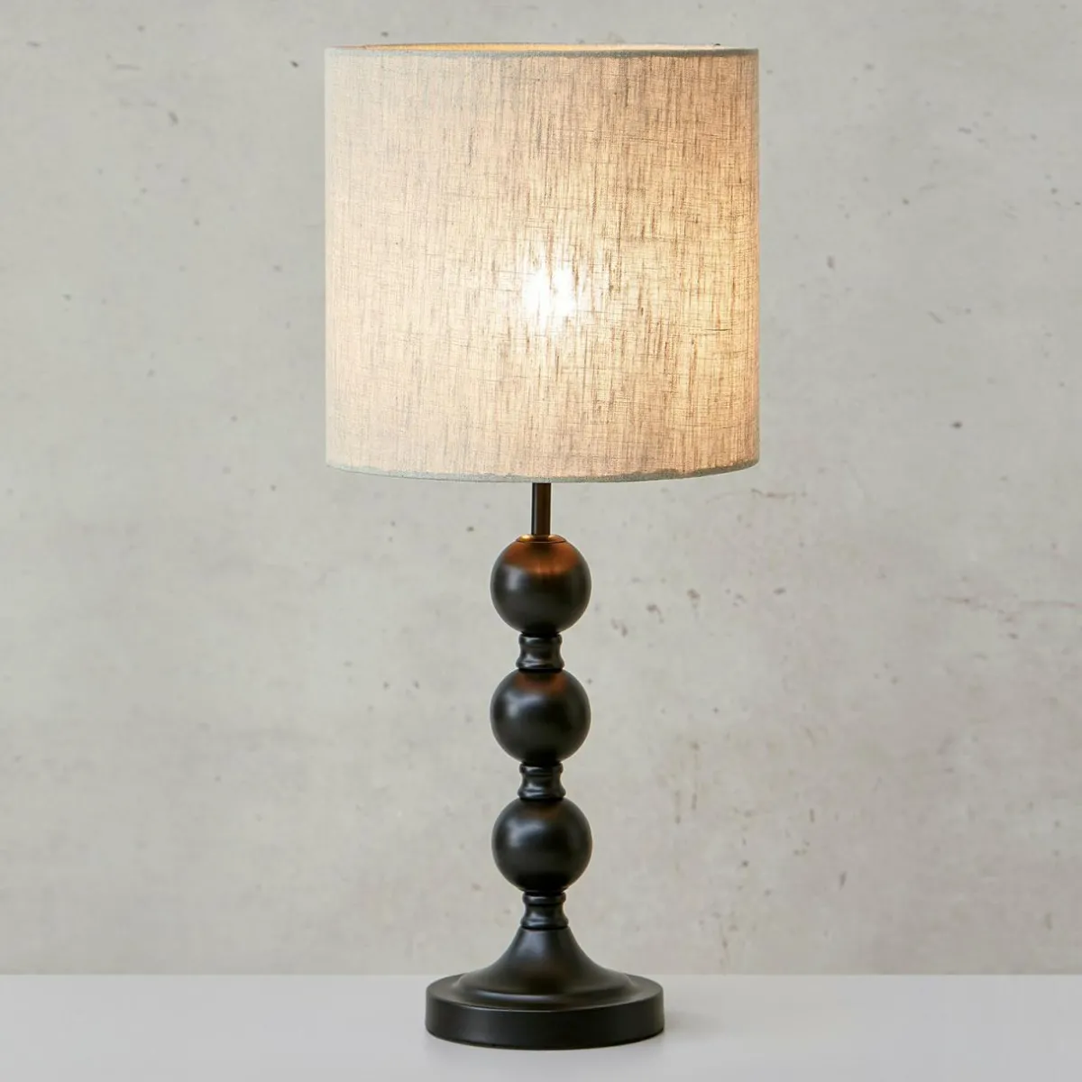 lampe__poser_octo_abatjour_en_lin_noirsable_1.webp Store Markslöjd Lampe à poser Octo abat-jour en lin, noir/sable