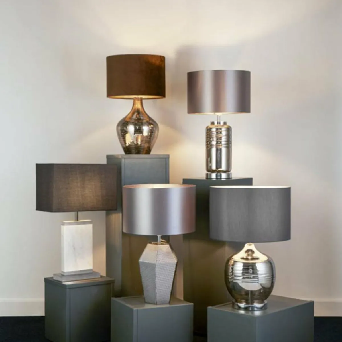 lampe__poser_polygon_avec_pied_en_verre_0.webp Store Searchlight Lampe à poser Polygon avec pied en verre