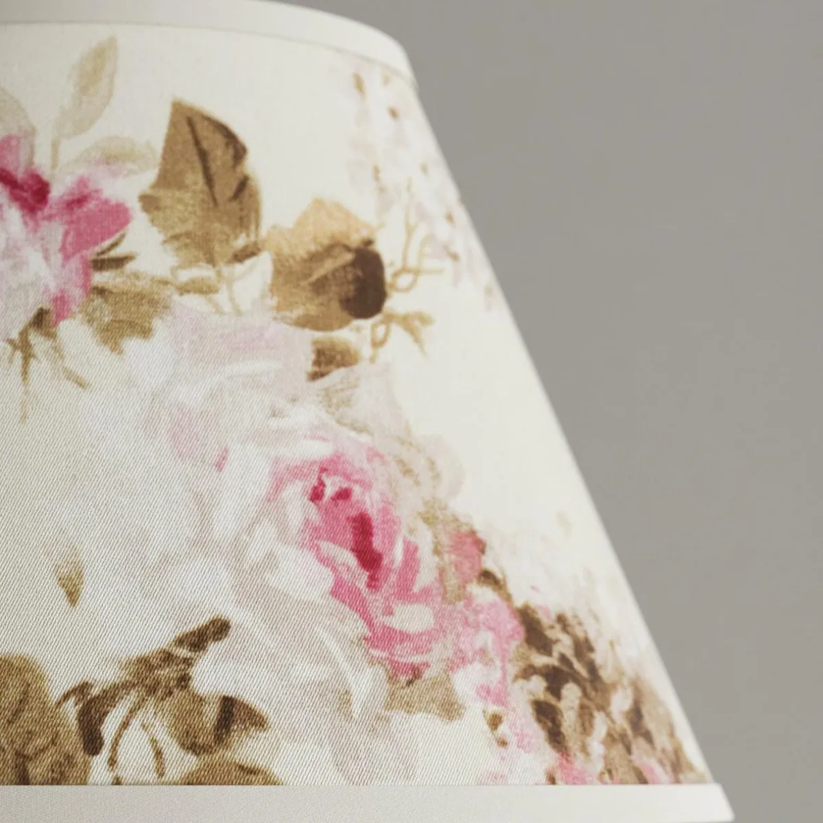 lampe__poser_sara_avec_abatjour_motif_floral_2.webp Fashion Lamkur Lampe à poser Sara avec abat-jour motif floral