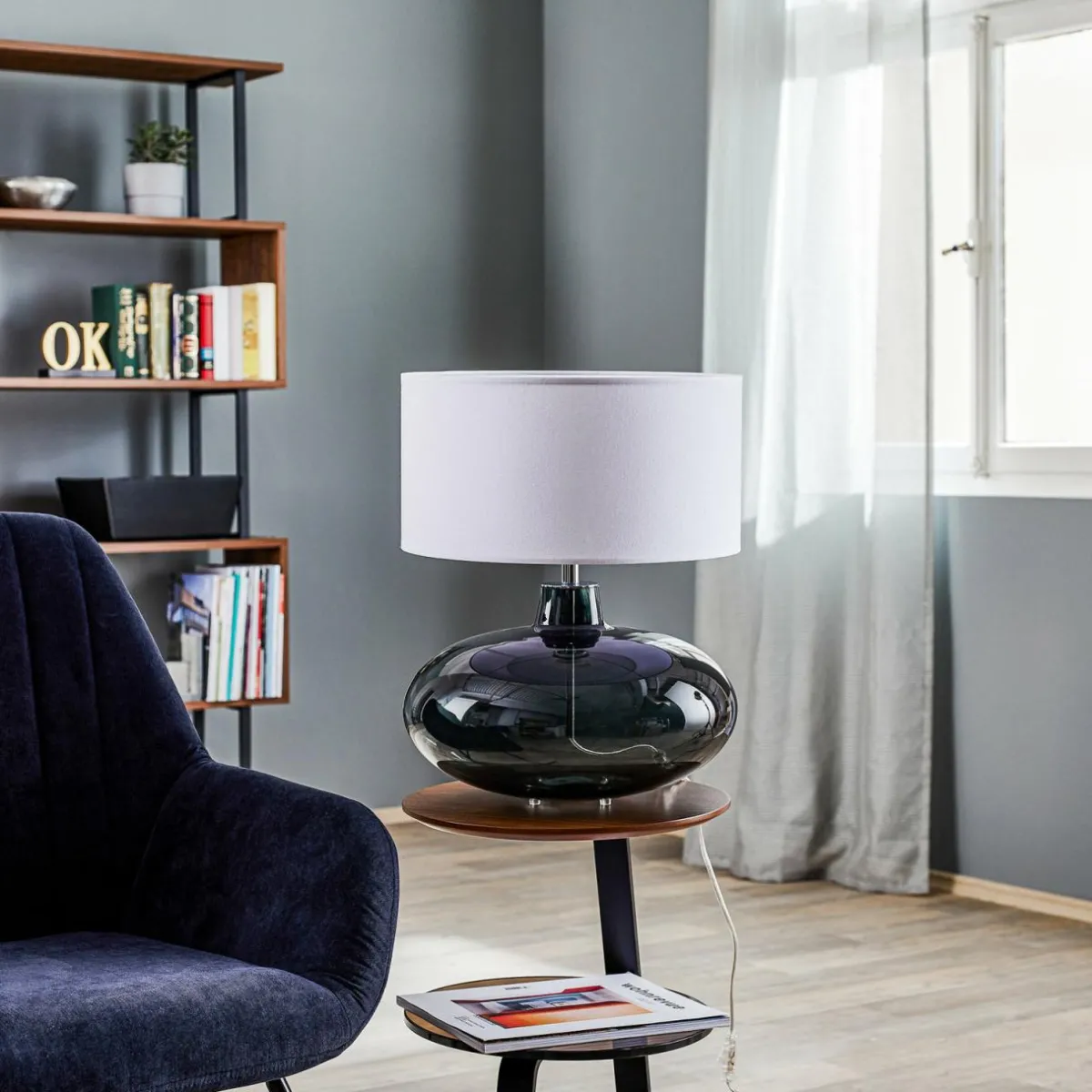 lampe__poser_skien_abatjour_blanc_pied_gris_fum_0.webp Sale Argon Lampe à poser Skien abat-jour blanc pied gris fumé