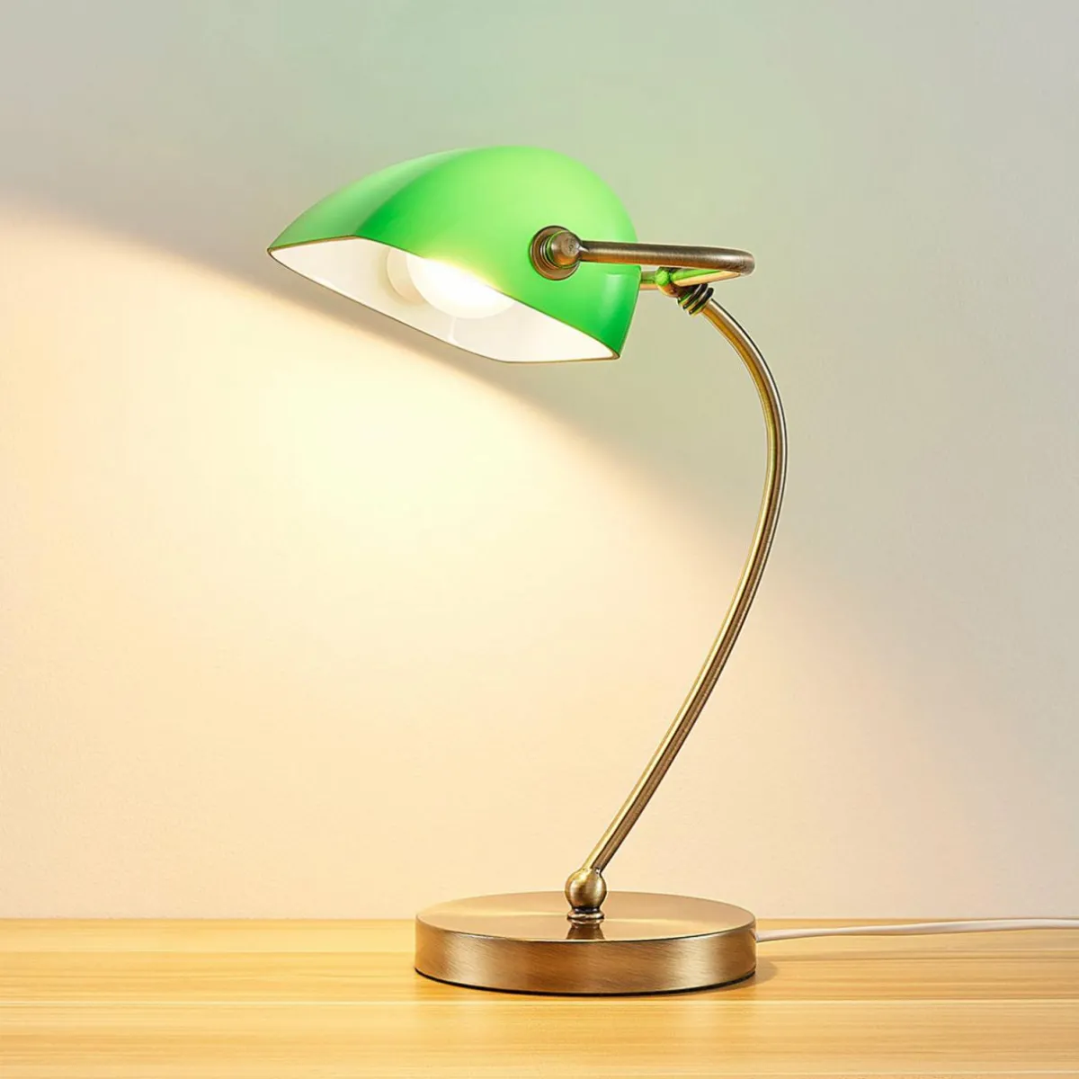 lampe_de_banquier_selea_avec_abatjour_vert_2.webp Shop Lindby Lampe de banquier Selea avec abat-jour vert