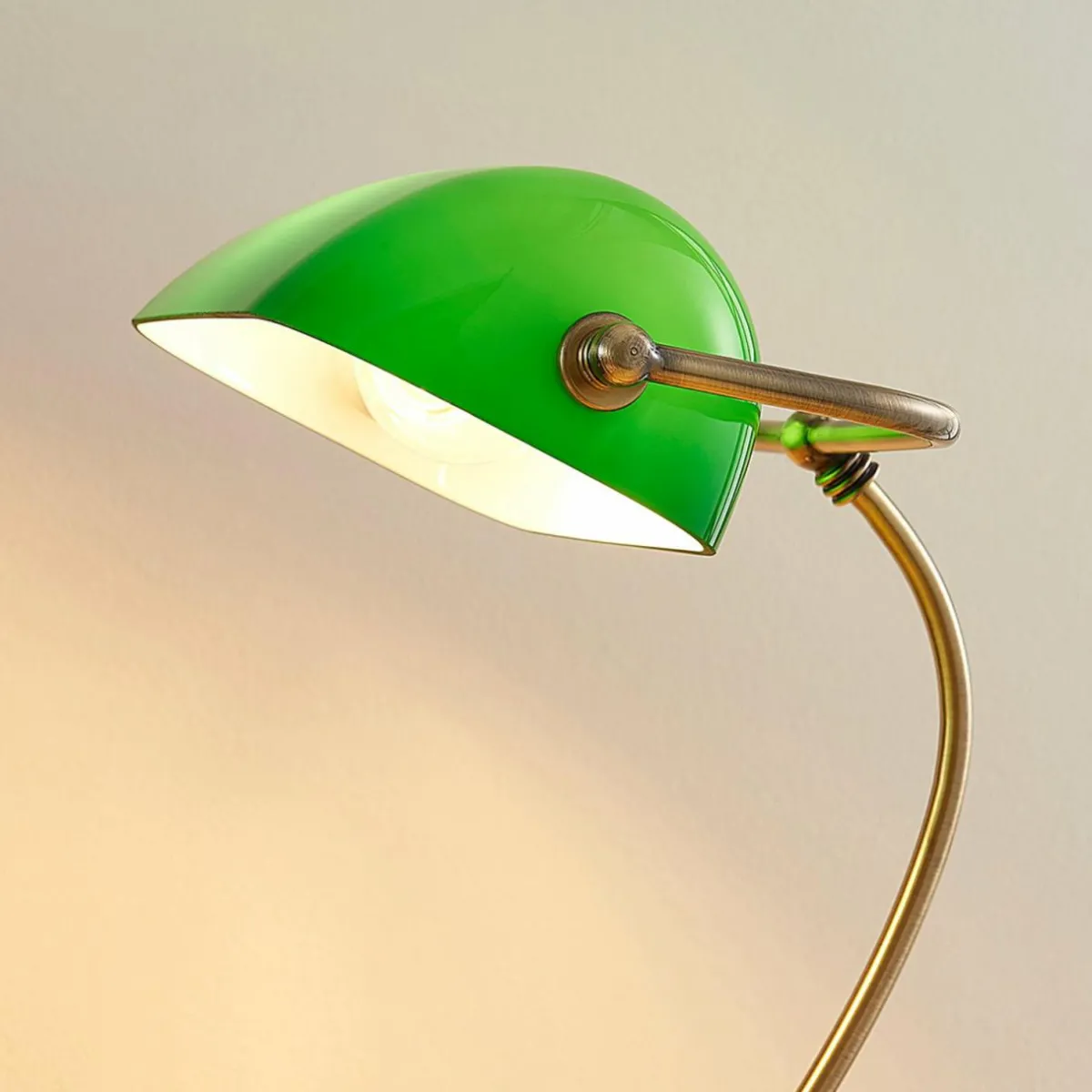 lampe_de_banquier_selea_avec_abatjour_vert_4.webp Shop Lindby Lampe de banquier Selea avec abat-jour vert