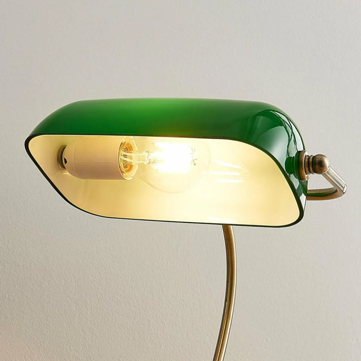 lampe_de_banquier_selea_avec_abatjour_vert_5.webp Shop Lindby Lampe de banquier Selea avec abat-jour vert