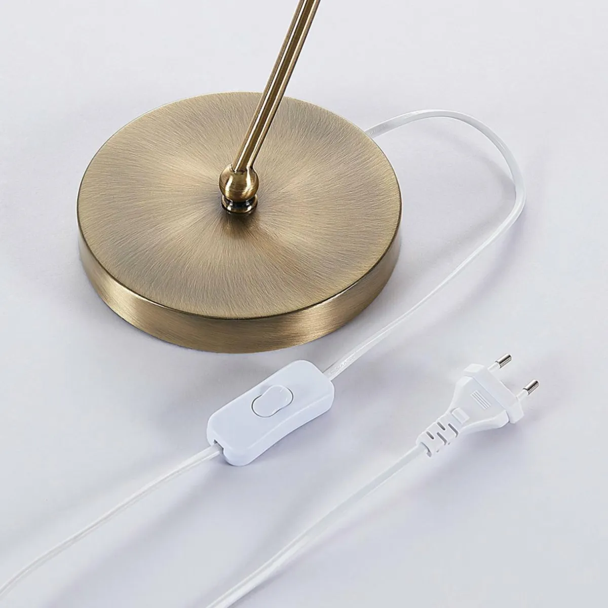 lampe_de_banquier_selea_avec_abatjour_vert_6.webp Shop Lindby Lampe de banquier Selea avec abat-jour vert
