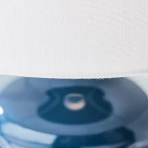 Discount Brilliant Lampe de table Ilysa, tissu blanc, céramique bleu