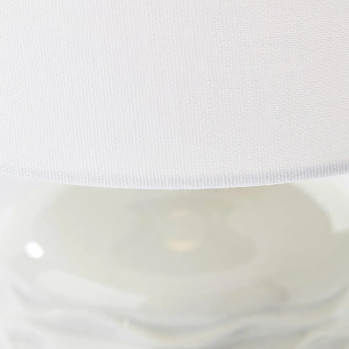 lampe_de_table_ilysa_tissu_blanc_cramique_gris_1.webp Best Sale Brilliant Lampe de table Ilysa, tissu blanc, céramique gris