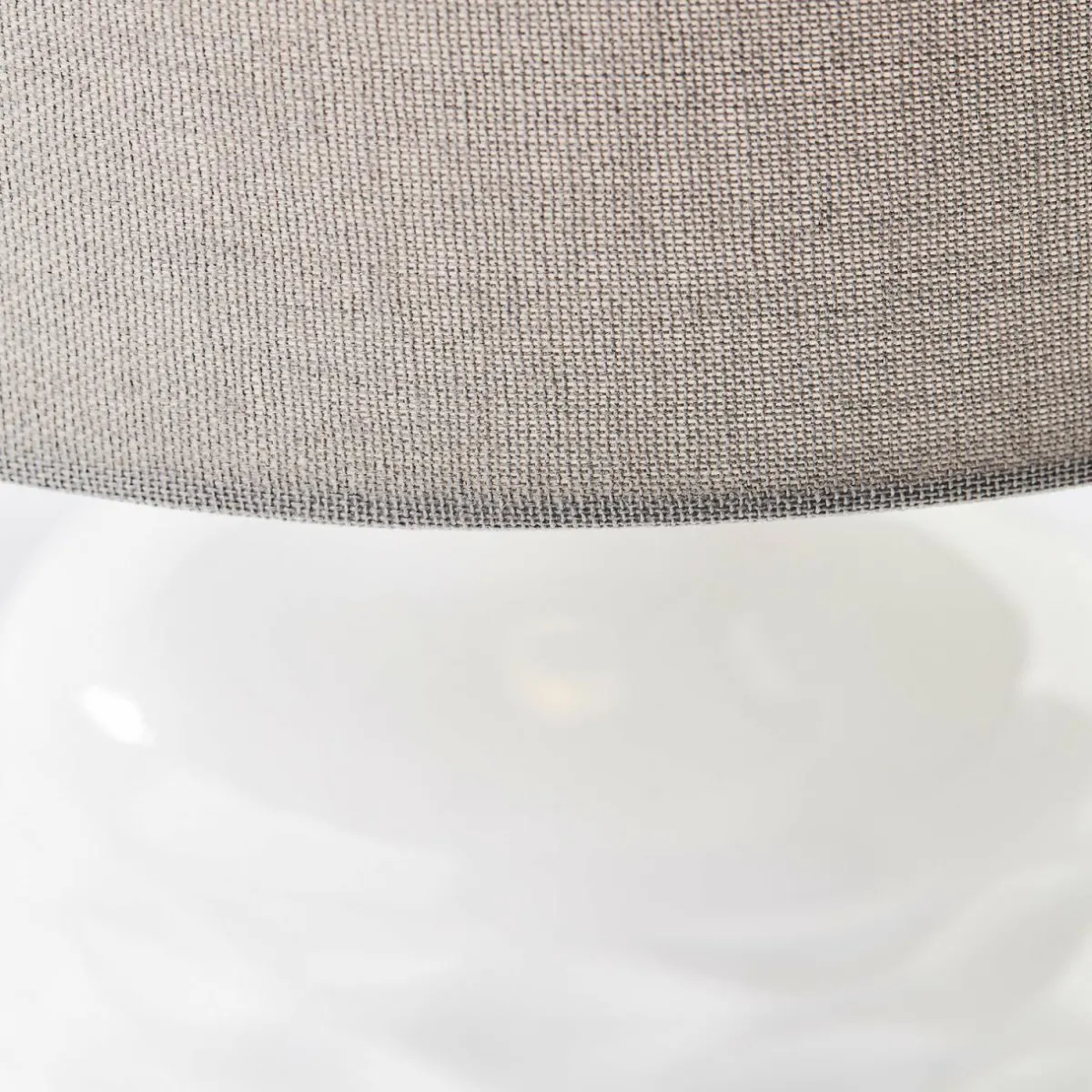 lampe_de_table_ilysa_tissu_gris_cramique_blanc_1.webp Best Sale Brilliant Lampe de table Ilysa, tissu gris, céramique blanc