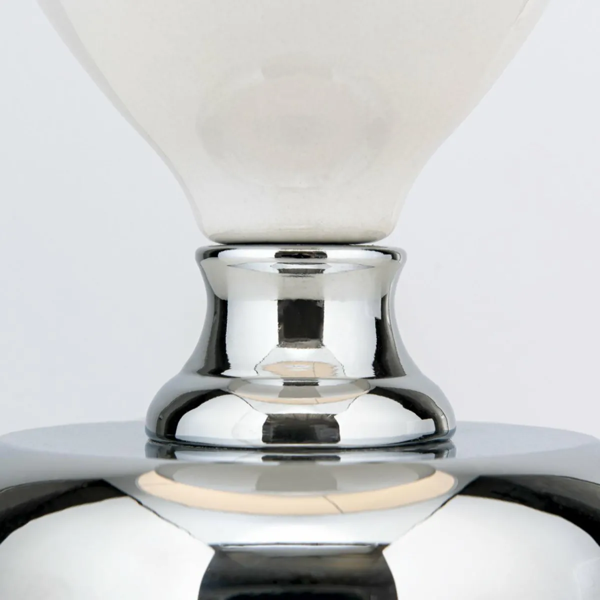 lampe_de_table_ovum_blancchrome_hauteur__cm_cramiquechintz_3.webp Store ORION Lampe de table Ovum, blanc/chrome, hauteur 48 cm, céramique/chintz