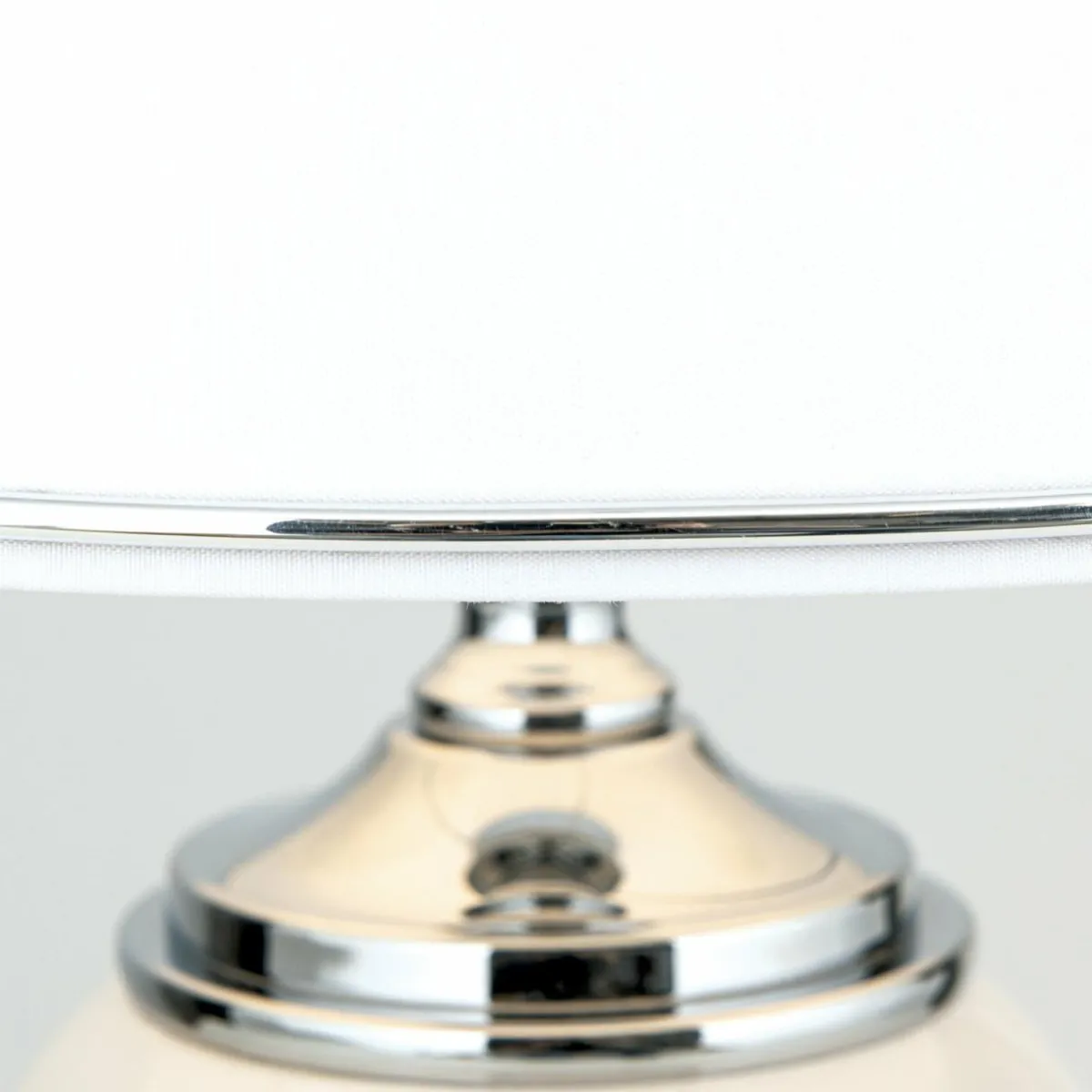 lampe_de_table_ovum_blancchrome_hauteur__cm_cramiquechintz_4.webp Store ORION Lampe de table Ovum, blanc/chrome, hauteur 48 cm, céramique/chintz