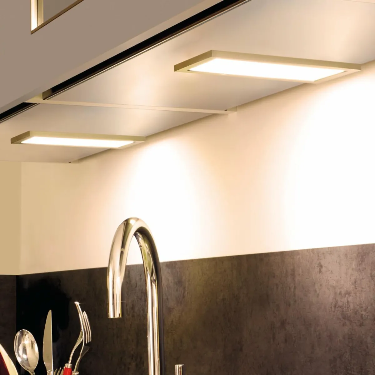 lampe_sous_meuble_dynamic_led_sky_aspect_inox_1.webp Flash Sale Hera Lampe sous meuble Dynamic LED Sky aspect inox