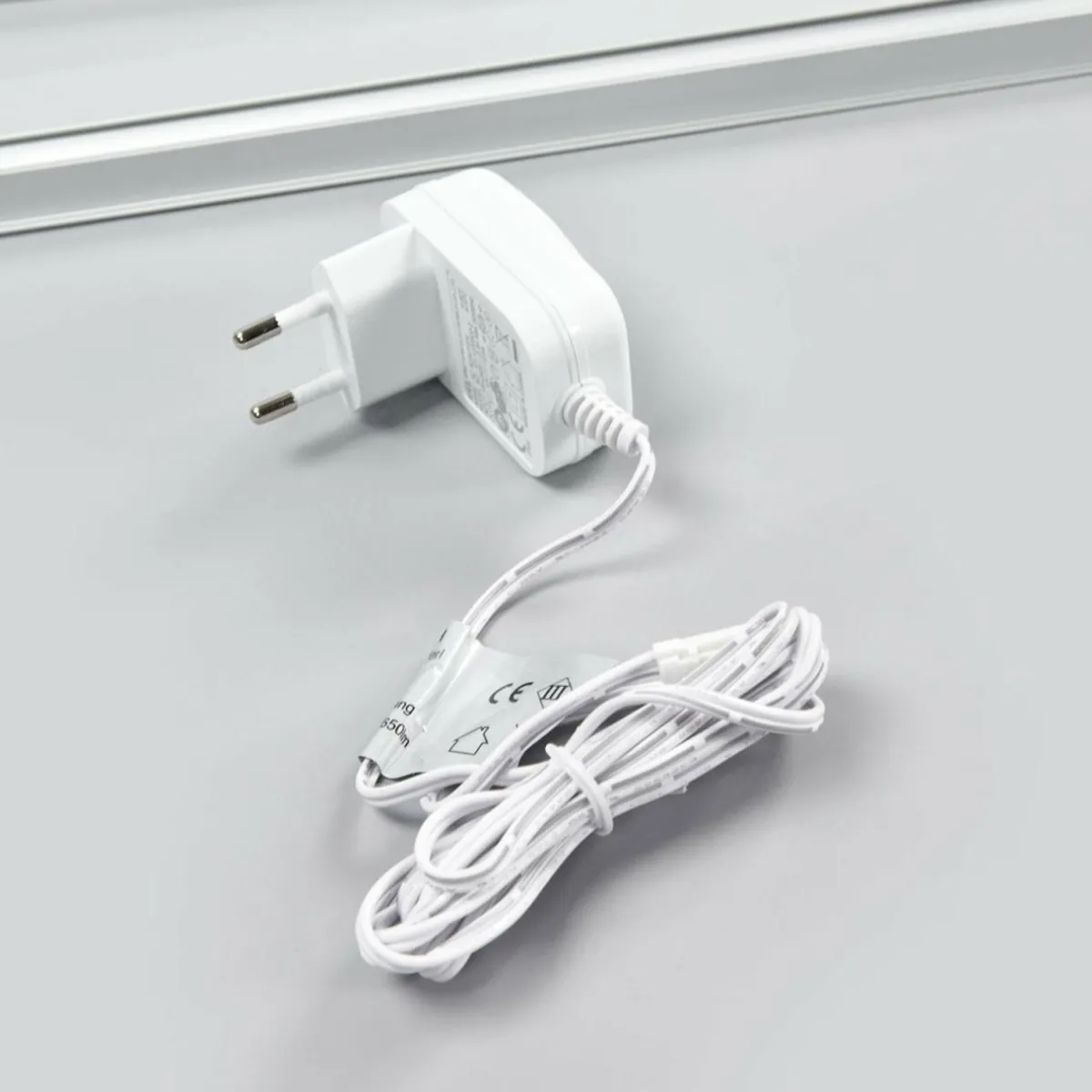 lampe_sous_meuble_led_helena_xcm_k_2.webp Clearance Paul Neuhaus Lampe sous meuble LED Helena 59,5x4 cm 3 000 K