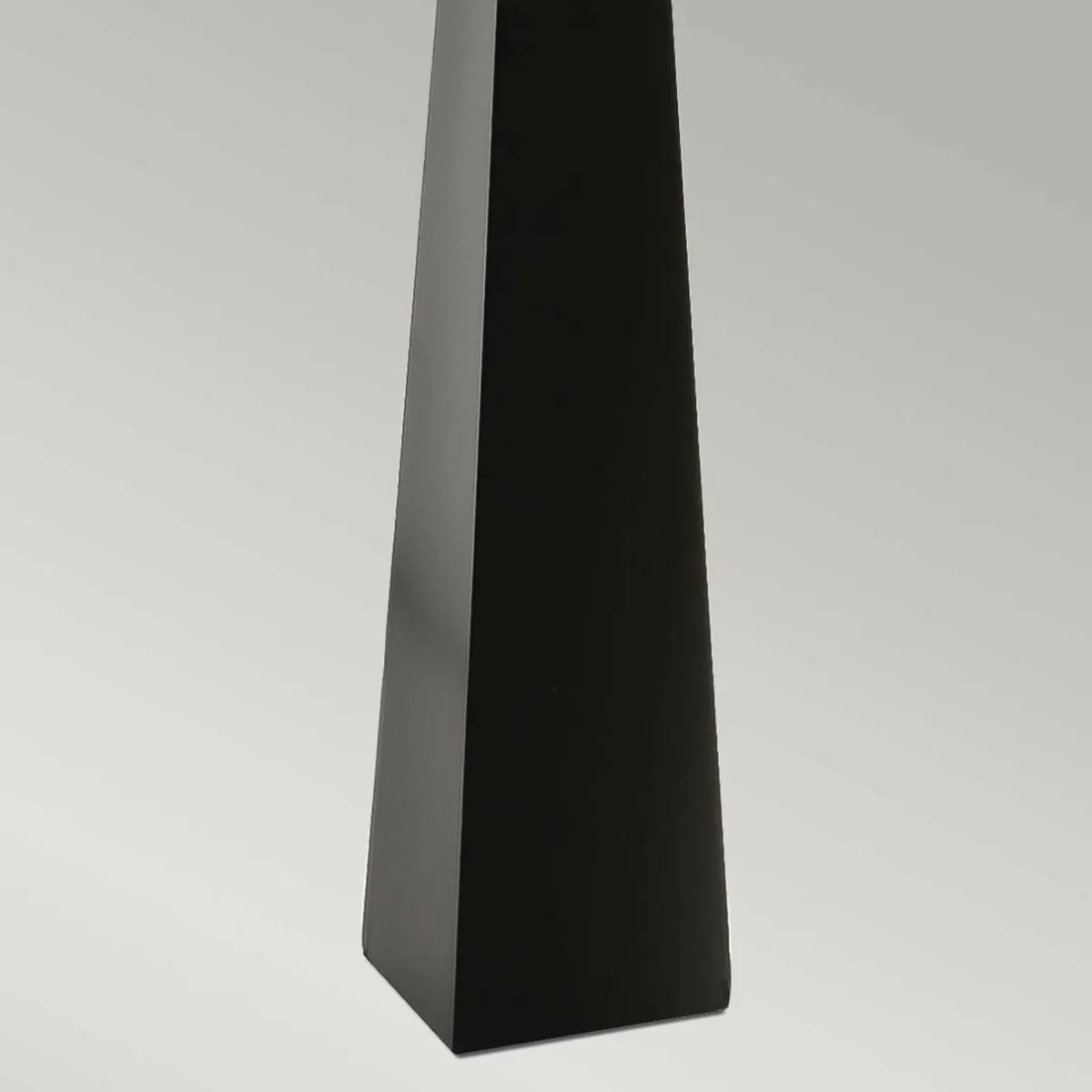 lampe_sur_pied_ascent_noir_abatjour_blanc_1.webp Flash Sale Elstead Lampe sur pied Ascent, noir, abat-jour blanc