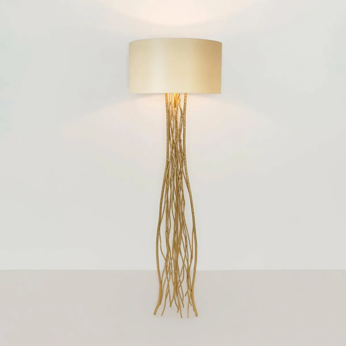 lampe_sur_pied_capri_orcru_hauteur__cm_fer_martel_1.webp Cheap Holländer Lampe sur pied Capri, or/écru, hauteur 155 cm, fer martelé