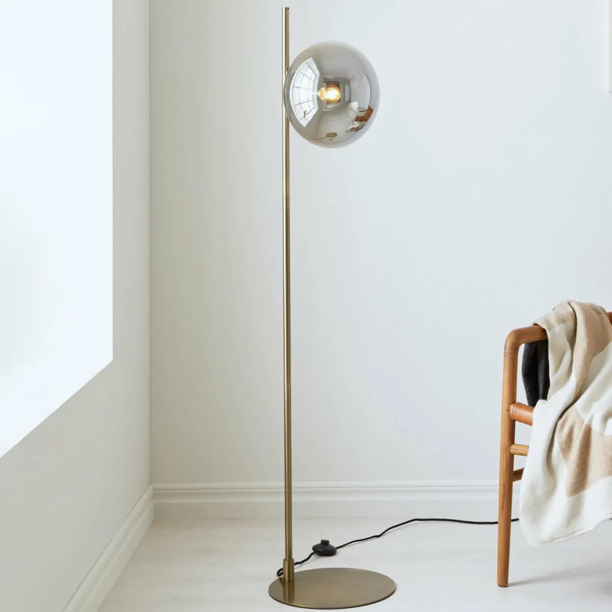 lampe_sur_pied_dione_laitongris_fume_verre_fer_0.webp Outlet Markslöjd Lampe sur pied Dione, laiton/gris fumée, verre, fer