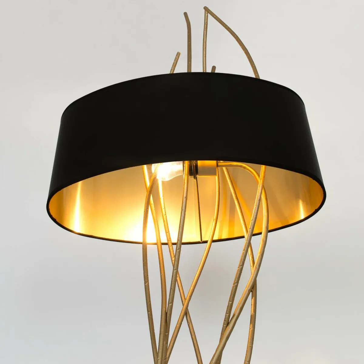 lampe_sur_pied_elba_ovale_ornoir_hauteur__cm_fer_1.webp Outlet Holländer Lampe sur pied Elba ovale, or/noir, hauteur 180 cm, fer