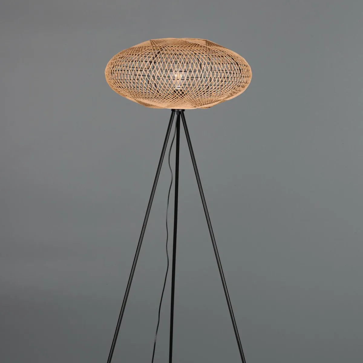 lampe_sur_pied_hedda_en_sisal_et_mtal_0.webp Hot Trio Lighting Lampe sur pied Hedda en sisal et métal