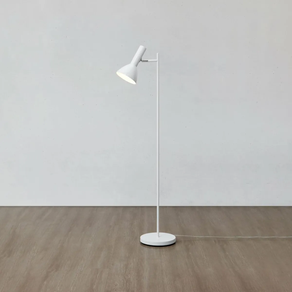 lampe_sur_pied_metro_blanche___lampe_1.webp Best Sale Markslöjd Lampe sur pied Metro, blanche, à 1 lampe