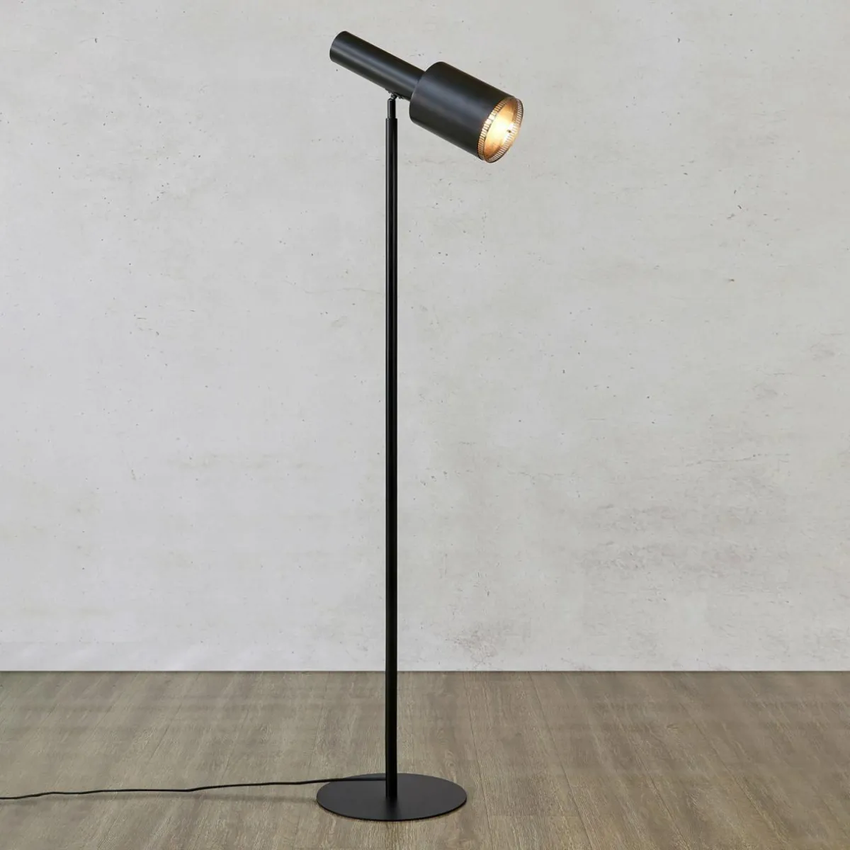 lampe_sur_pied_ozzy_en_mtal_tte_rglable_0.webp Clearance Markslöjd Lampe sur pied Ozzy en métal, tête réglable