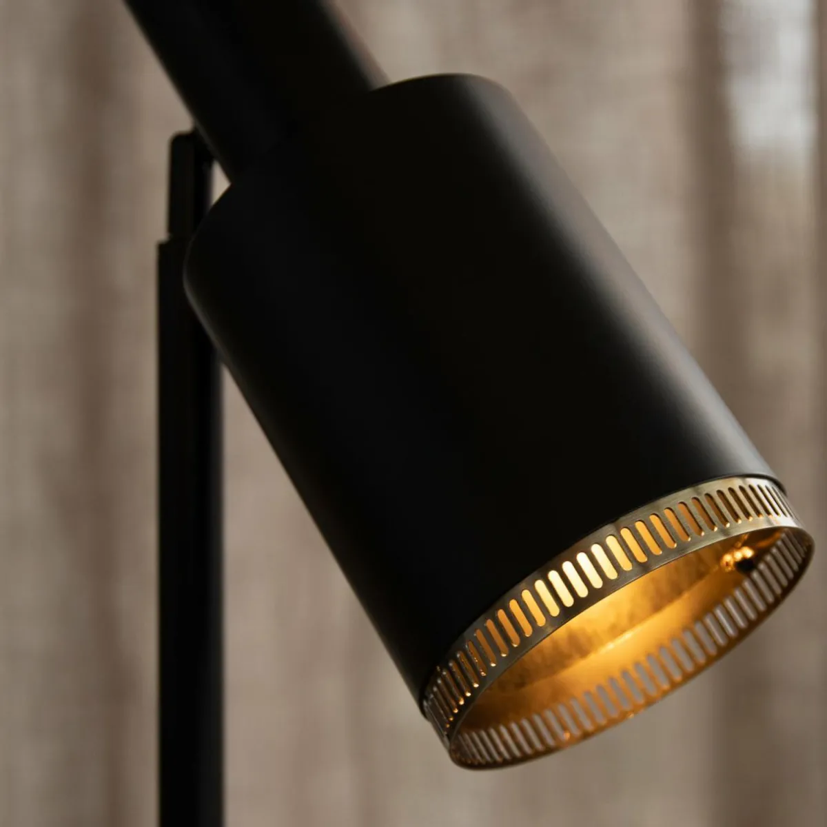 lampe_sur_pied_ozzy_en_mtal_tte_rglable_2.webp Clearance Markslöjd Lampe sur pied Ozzy en métal, tête réglable