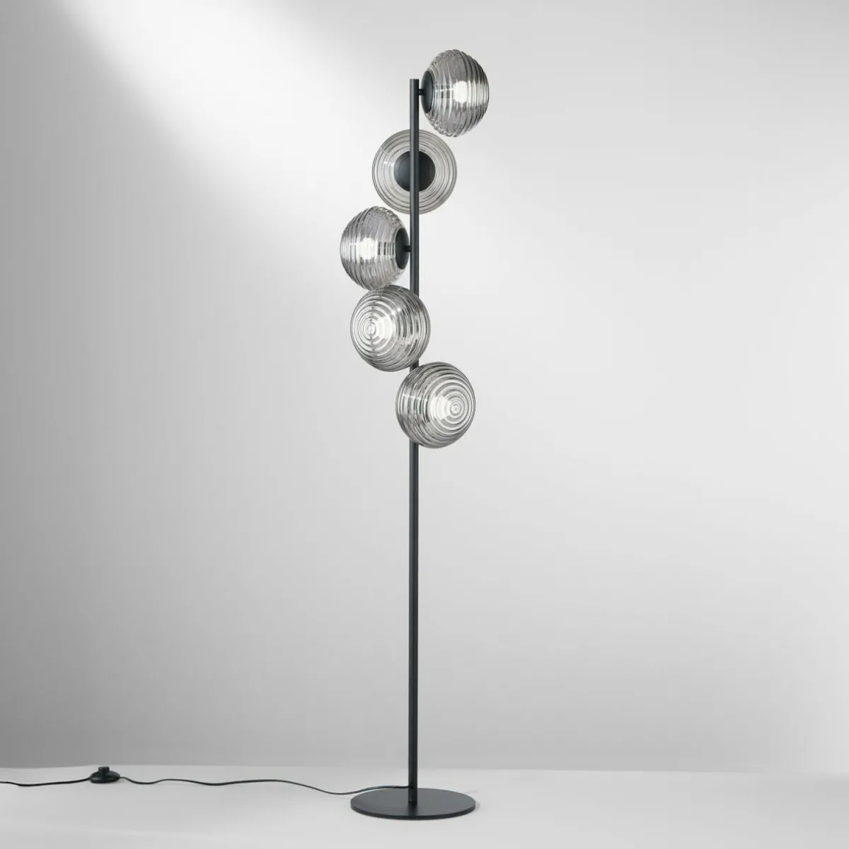 lampe_sur_pied_ripple_noirgris_fume__lampes_verre_1.webp Outlet Eco-Light Lampe sur pied Ripple, noir/gris fumée, 5 lampes, verre