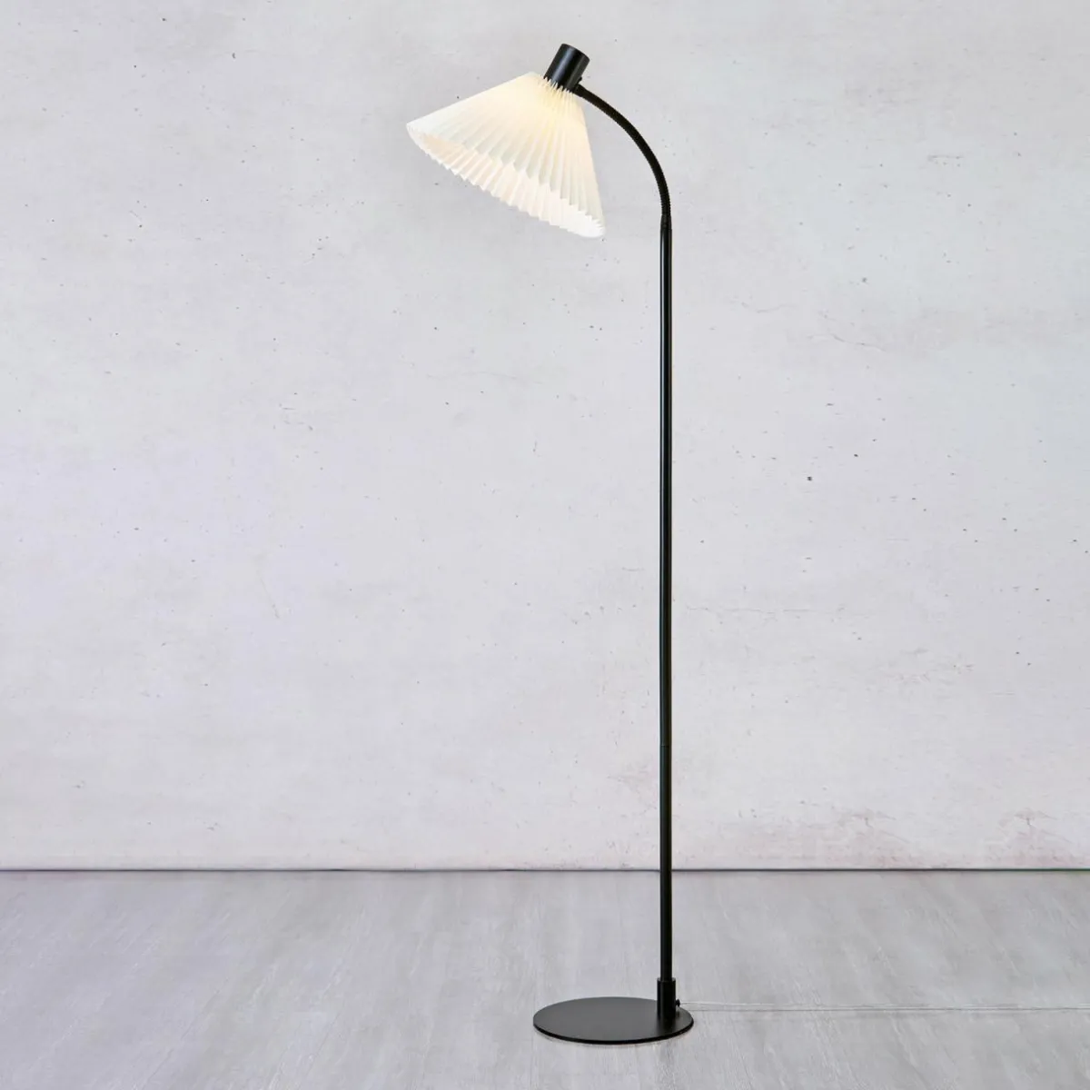 lampe_sur_pied_textile_mira_noir_0.webp Hot Markslöjd Lampe sur pied textile Mira, noir