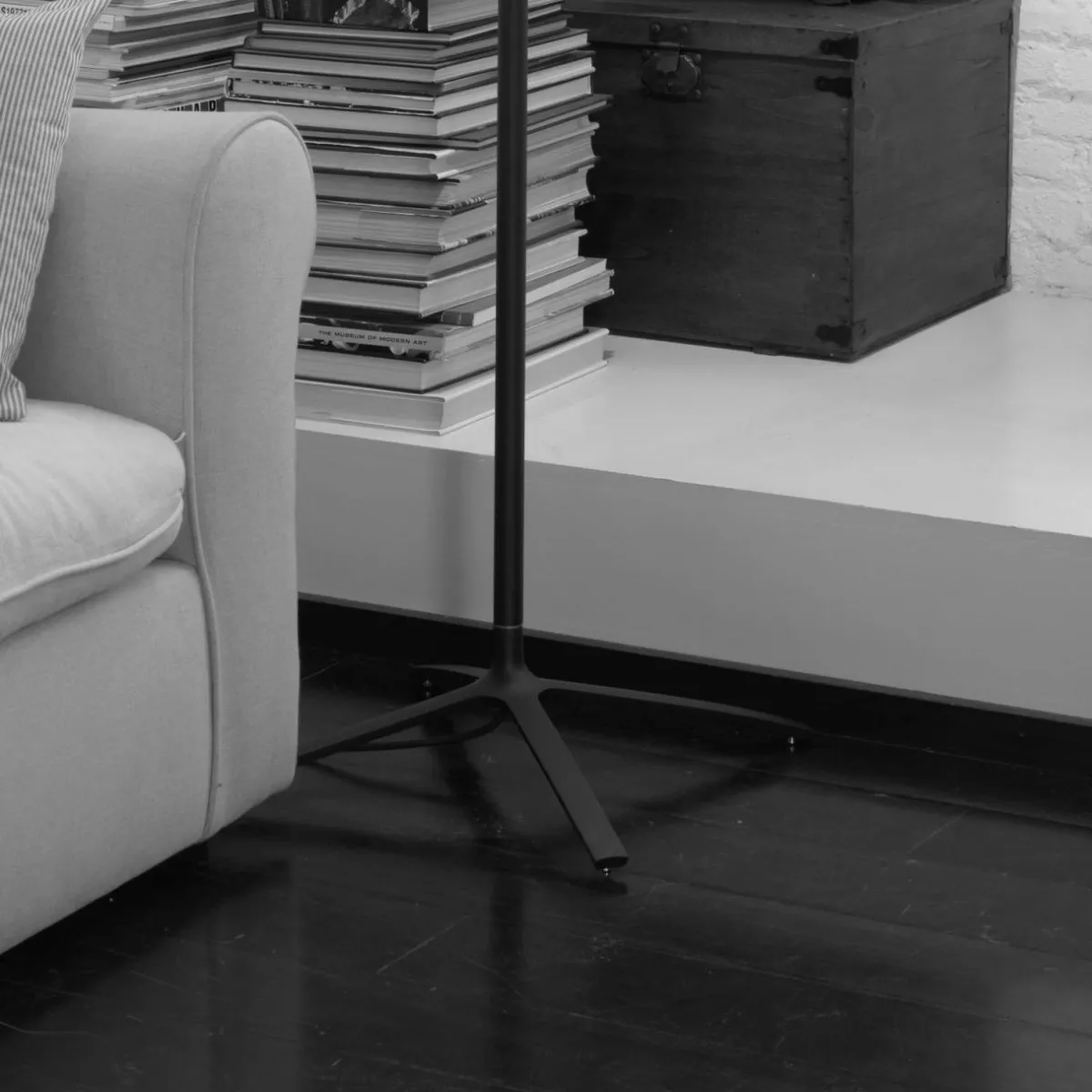 ledsc_hall_lampadaire_abatjour_en_tissu_noir_1.webp Shop LEDS-C4 Hall lampadaire, abat-jour en tissu, noir