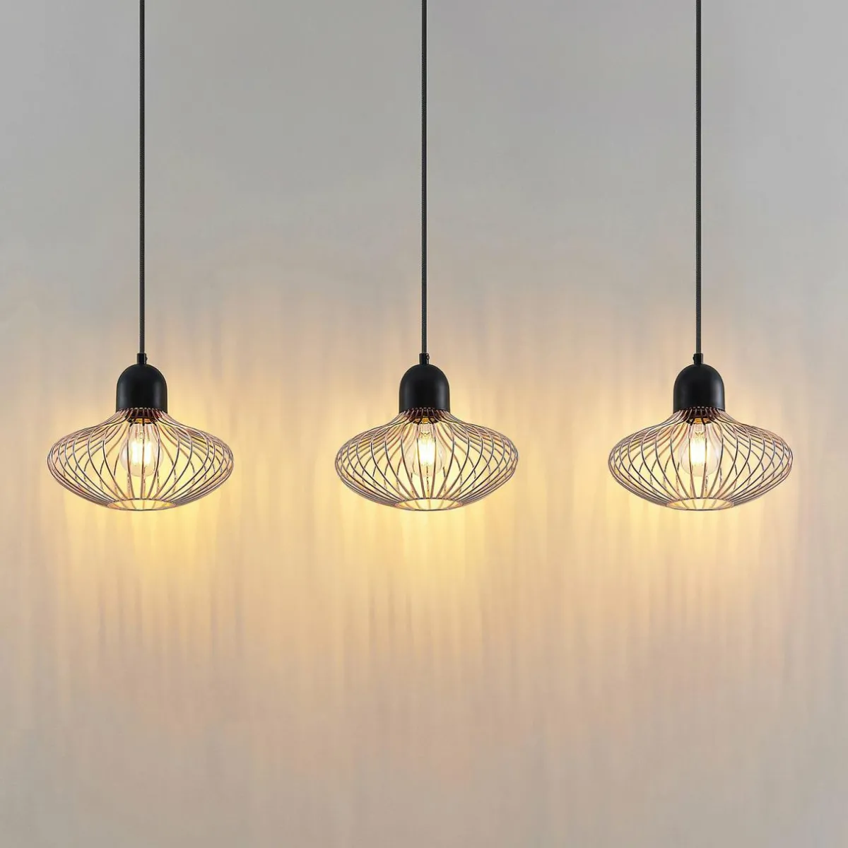 lindby_justinos_suspension__trois_lampes_cuivre_2.webp Fashion Lindby Justinos suspension à trois lampes, cuivre