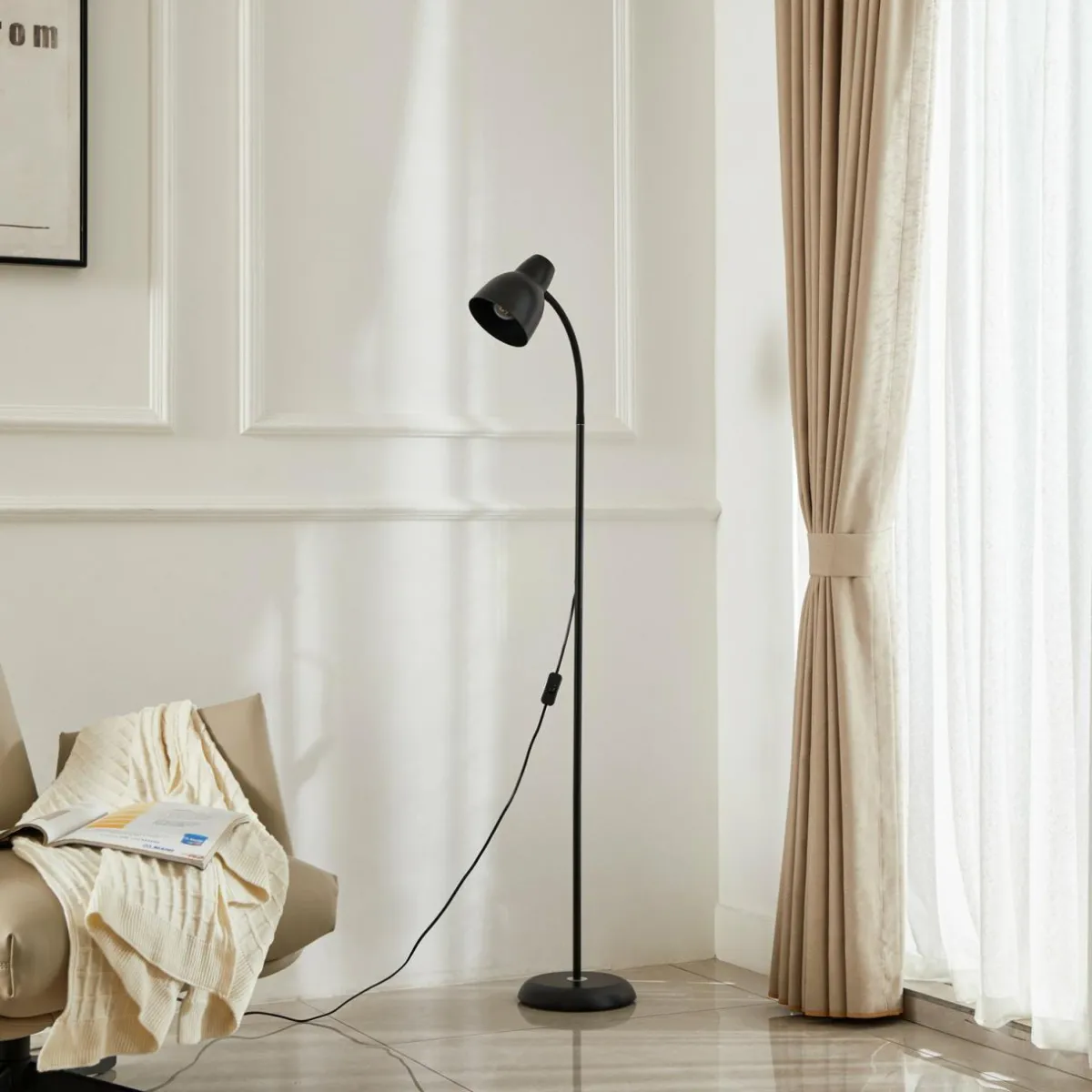 lindby_lampe_sur_pied_tebbi_noir_mtal_hauteur__cm_0.webp Shop Lindby lampe sur pied Tebbi, noir, métal, hauteur 150 cm