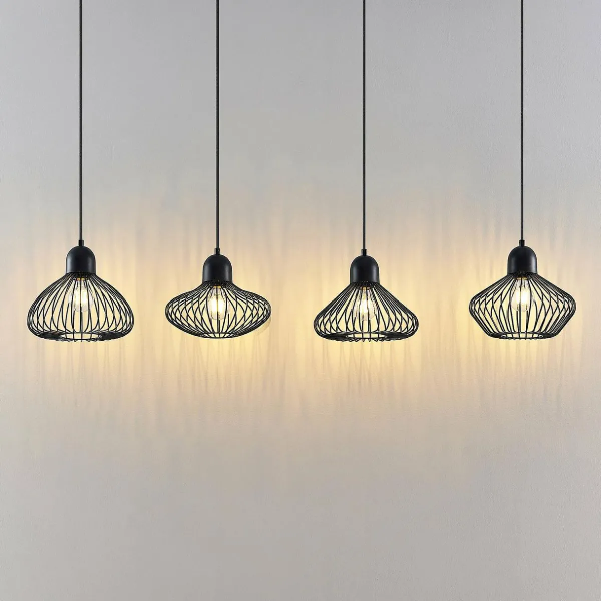 lindby_raelyn_suspension__quatre_lampes_noir_1.webp Online Lindby Raelyn suspension à quatre lampes, noir